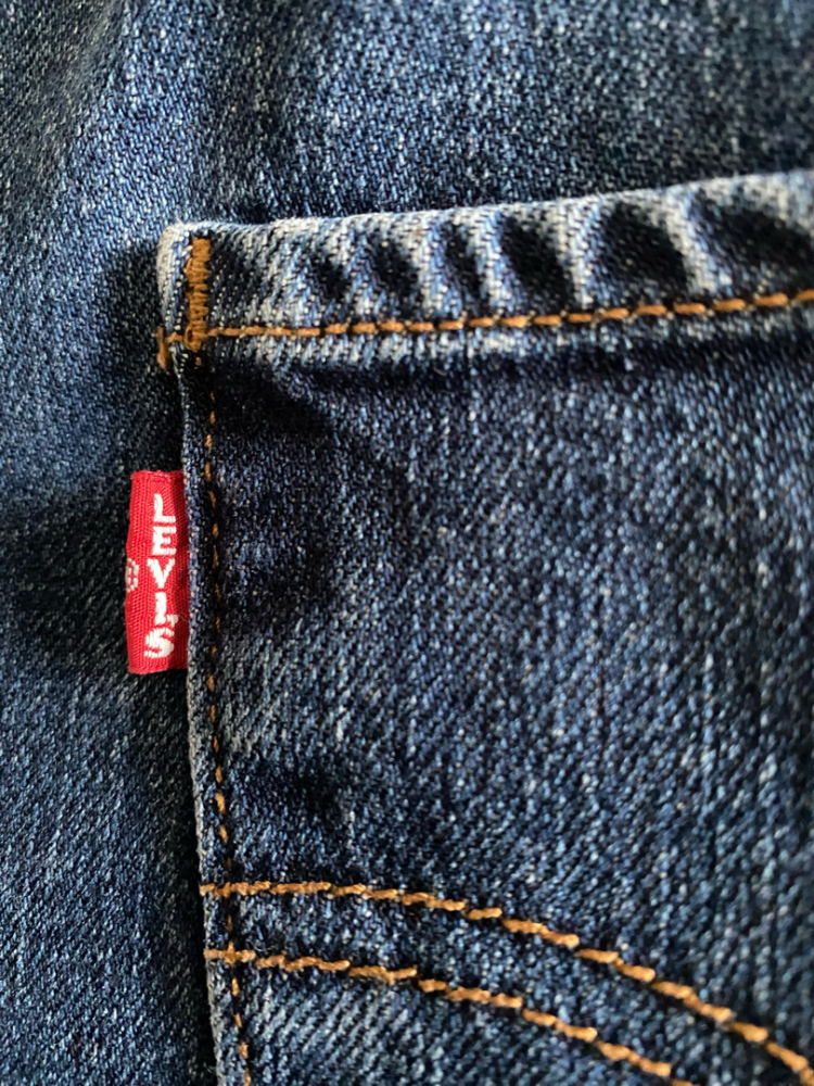 Levi's Jean court et large