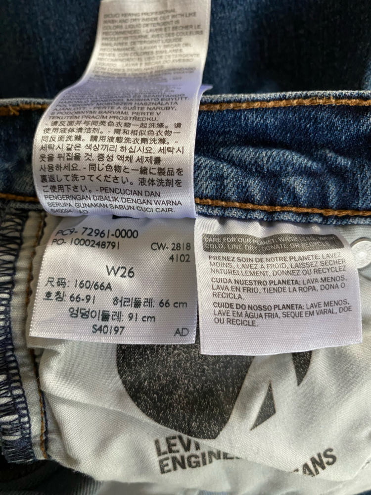 Levi's Jean court et large
