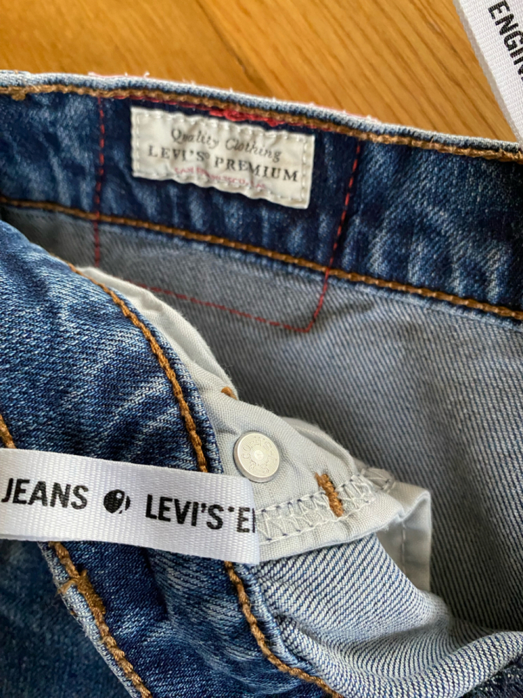 Levi's Jean court et large