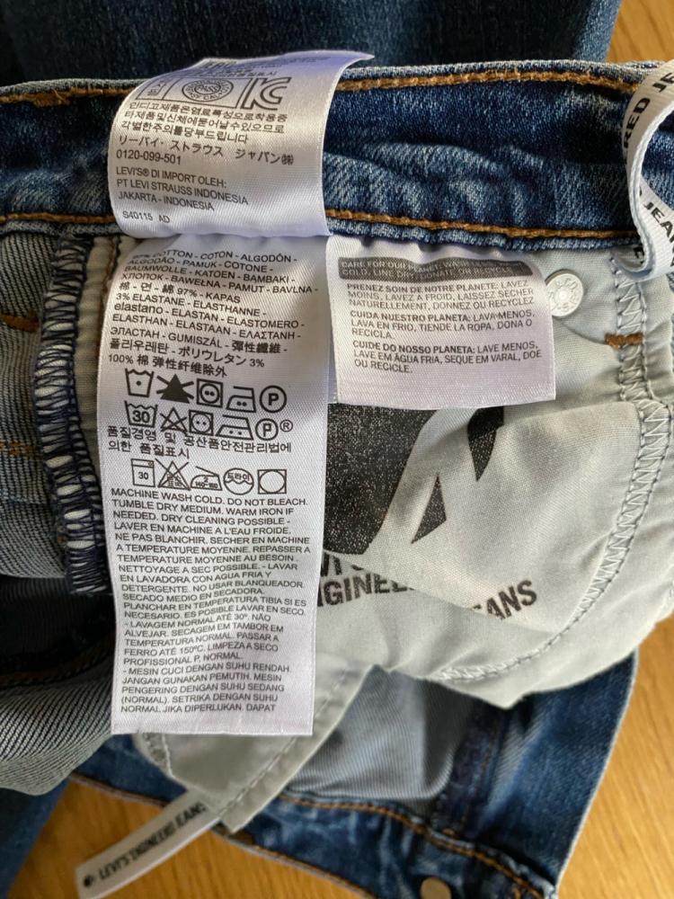 Levi's Jean court et large