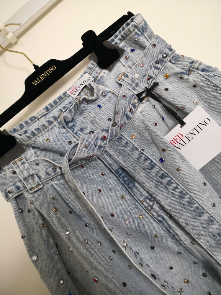 Red Valentino Baggy Jeans mit Strasssteinen