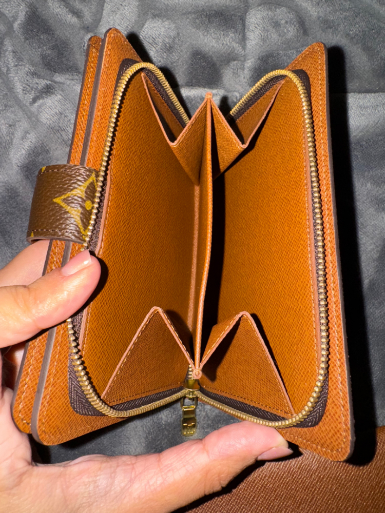 Louis Vuitton Portfolios