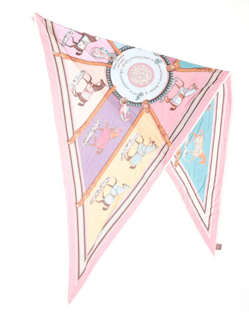 Hermès Couvertures et Tenues de Jour forever Triangle Silk Scarf