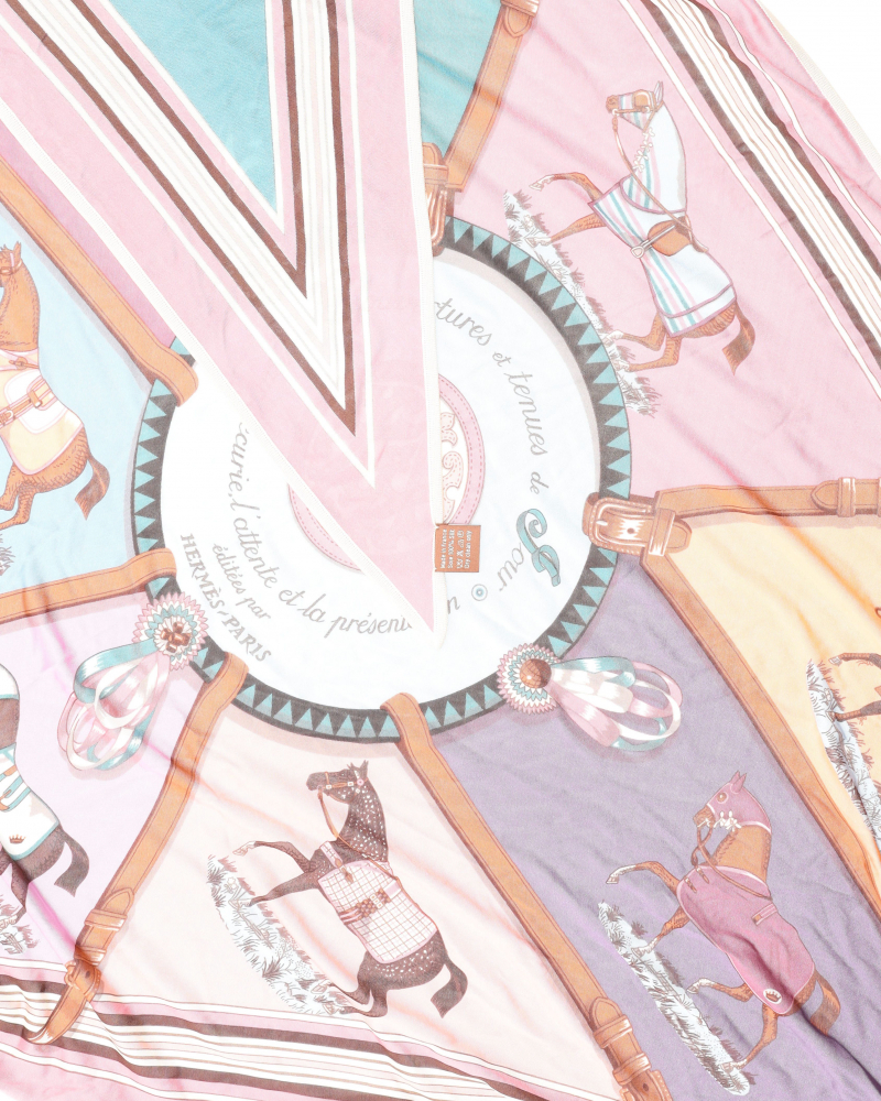 Hermès Couvertures et Tenues de Jour forever Triangle Silk Scarf