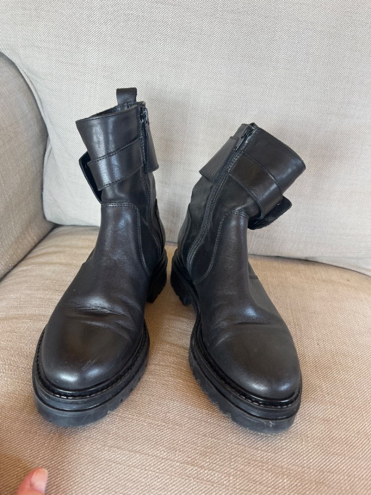 Minelli Gold buckle boots