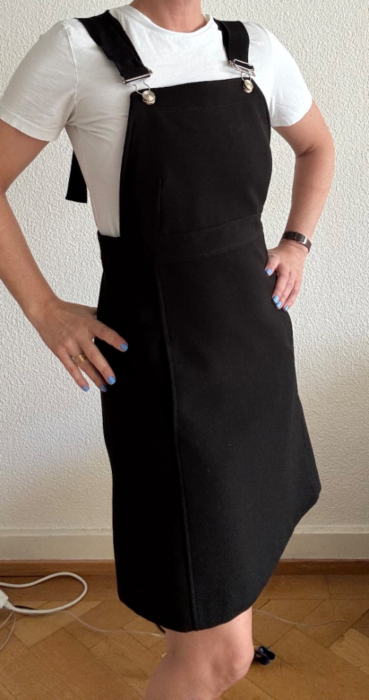 Tara Jarmon Latzhosenkleid in schwarz mit schönen Schanllendetail