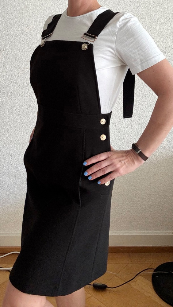 Tara Jarmon Latzhosenkleid in schwarz mit schönen Schanllendetail