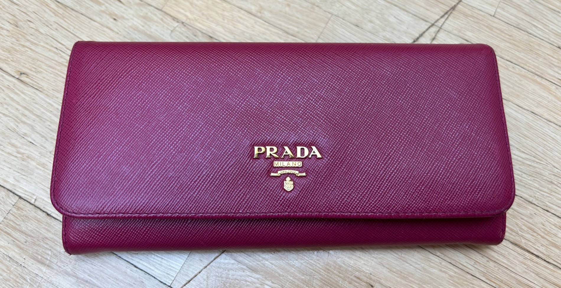 Prada Große Brieftasche aus Saffianleder