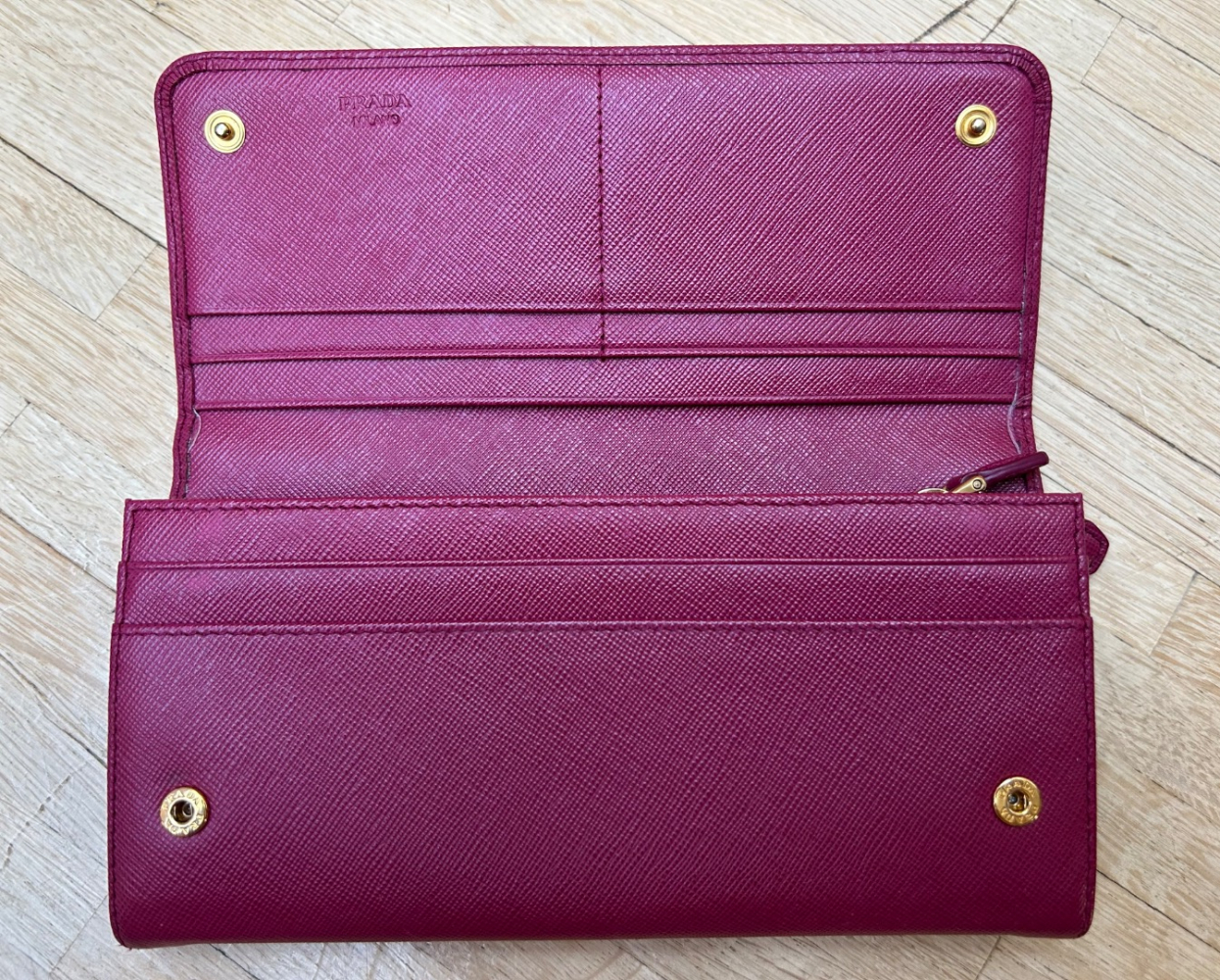 Prada Große Brieftasche aus Saffianleder