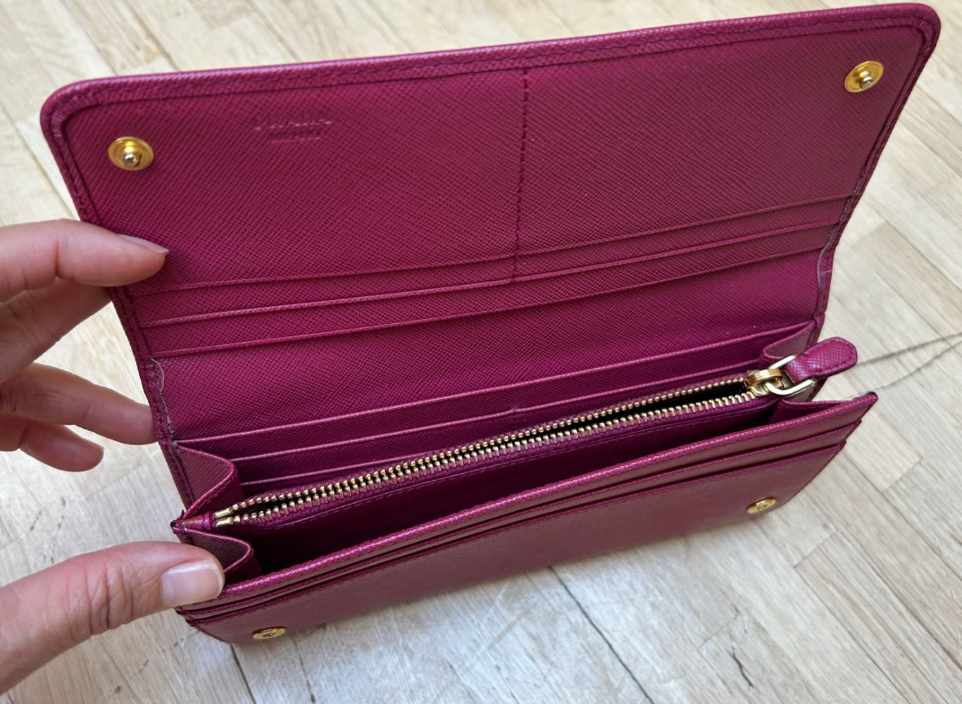 Prada Große Brieftasche aus Saffianleder