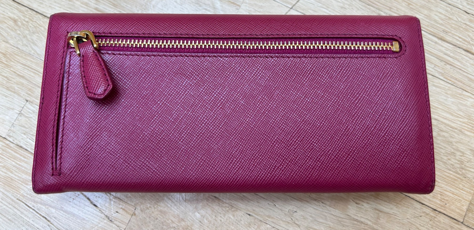 Prada Große Brieftasche aus Saffianleder