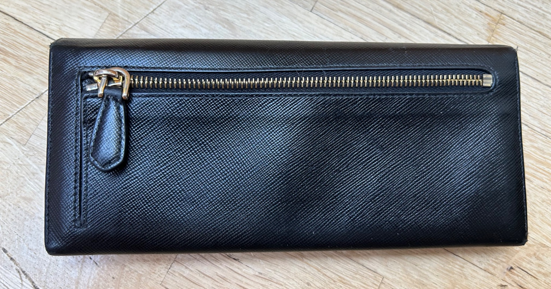 Prada Große Brieftasche aus Saffianleder