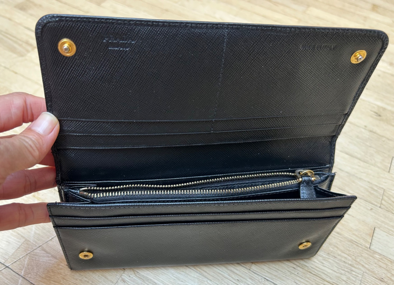 Prada Große Brieftasche aus Saffianleder