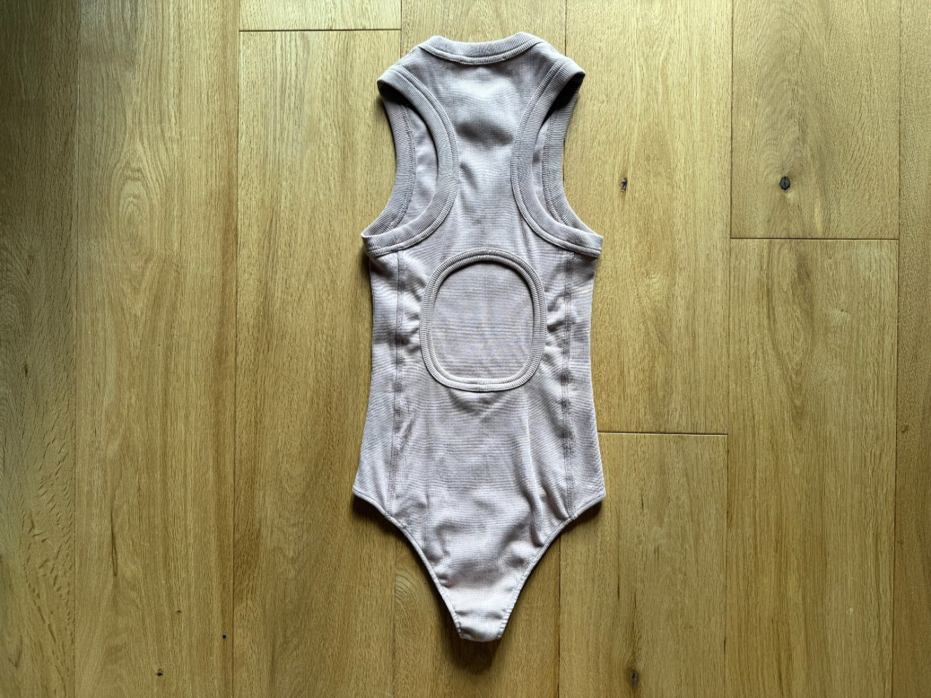 Tibi Tank-Bodysuit mit offenem Rücken und Racerback!