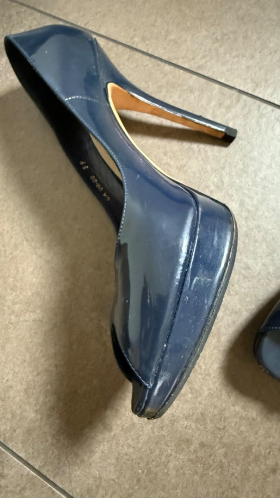 Dior Marineblaue Peep Toe Lackleder Pumps