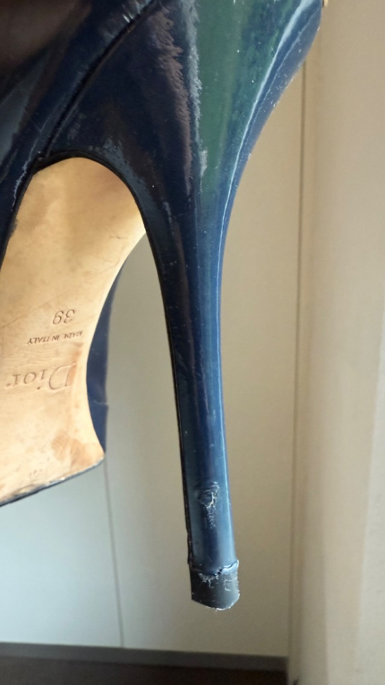 Dior Marineblaue Peep Toe Lackleder Pumps