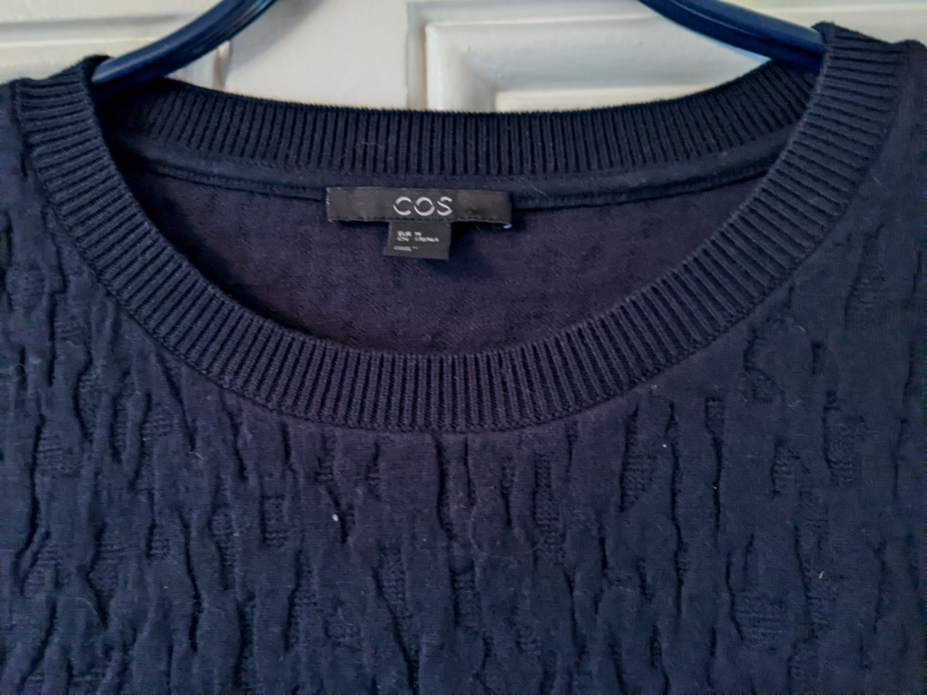 Cos Robe noire en tissu légèrement matelassé M-L