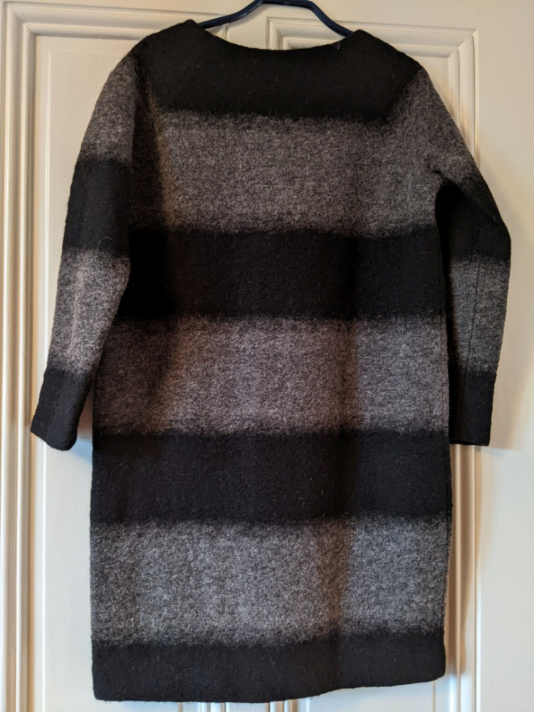 Cos Winterkleid aus gekochter Wolle mit verwischten Streifen S-M