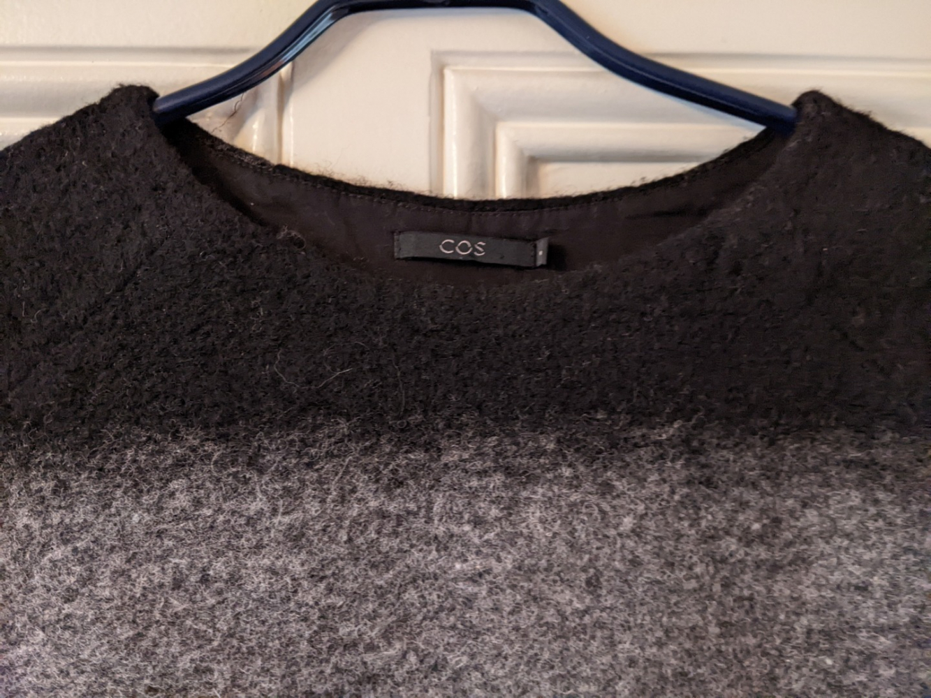 Cos Winterkleid aus gekochter Wolle mit verwischten Streifen S-M