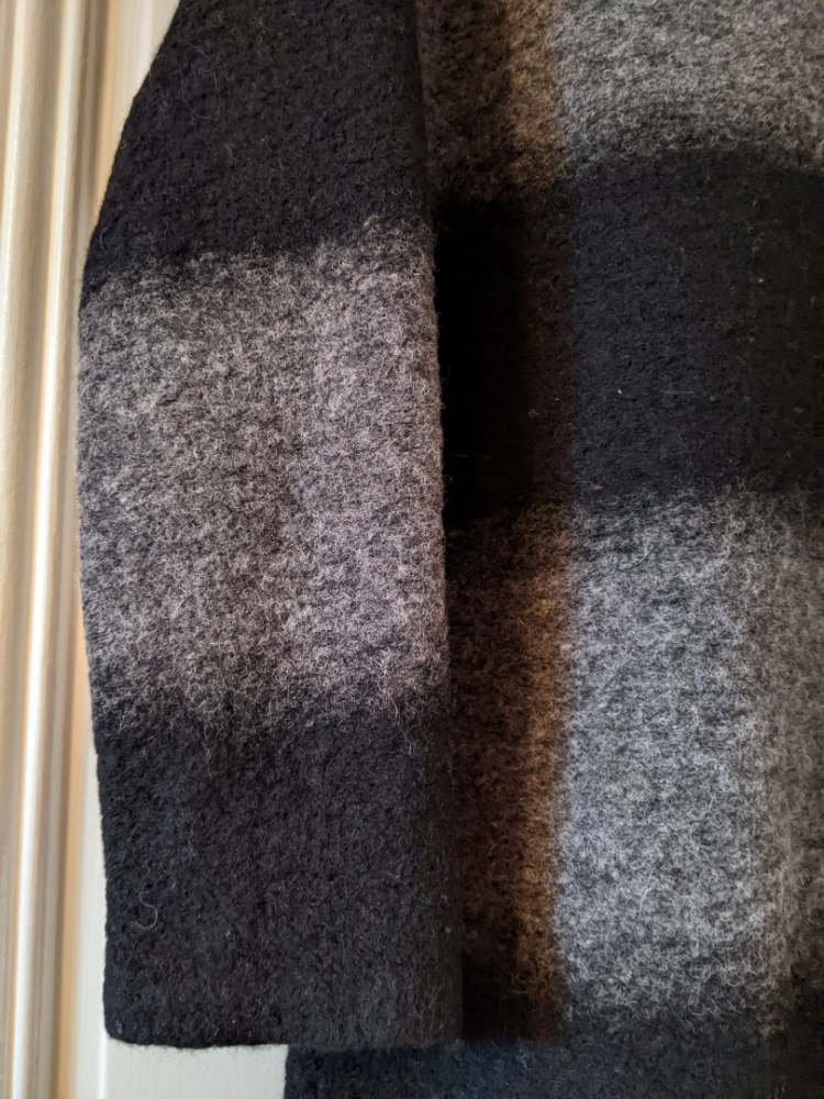 Cos Winterkleid aus gekochter Wolle mit verwischten Streifen S-M