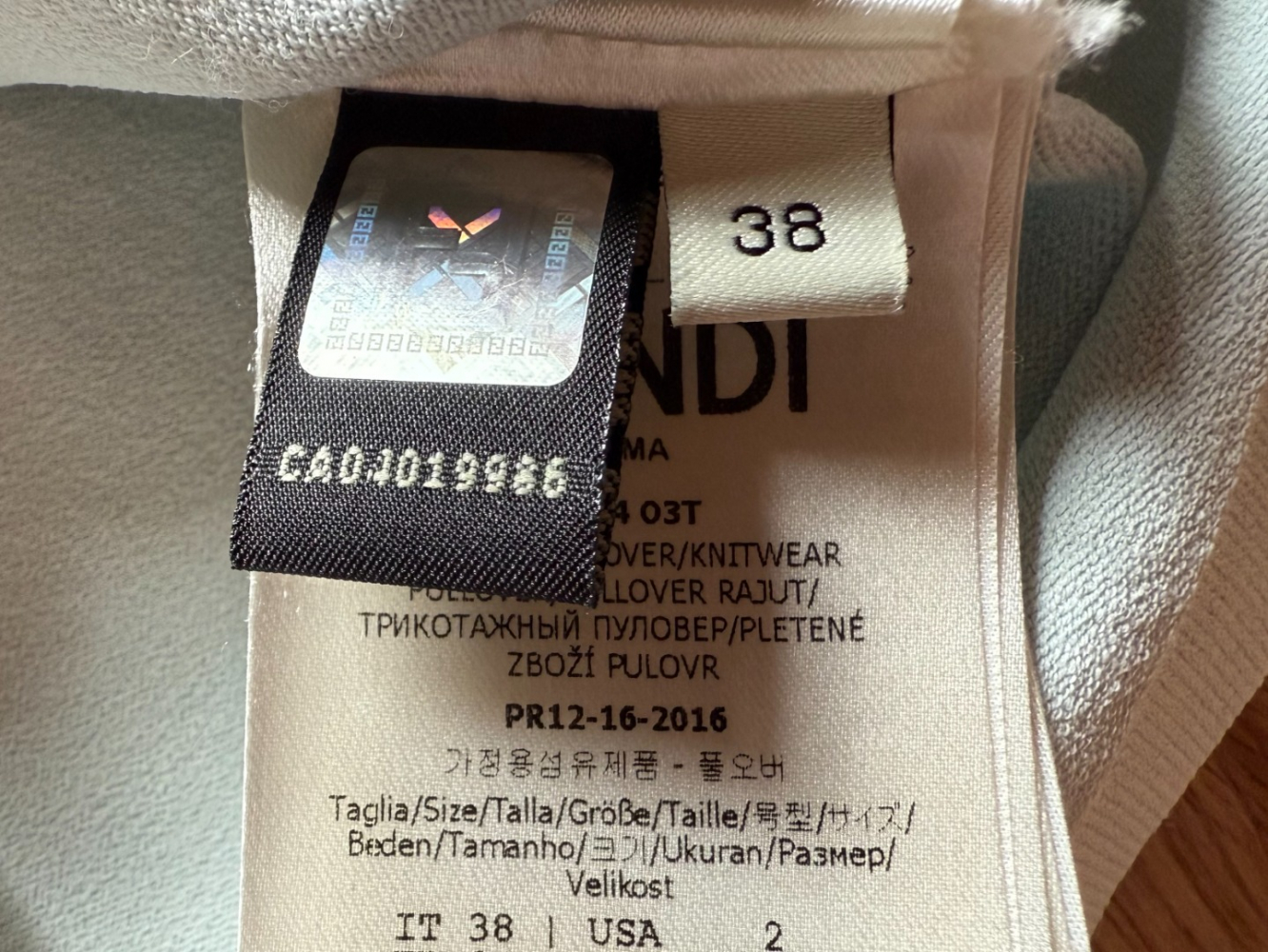 Fendi Stricktop mit Spitzeneffekt!