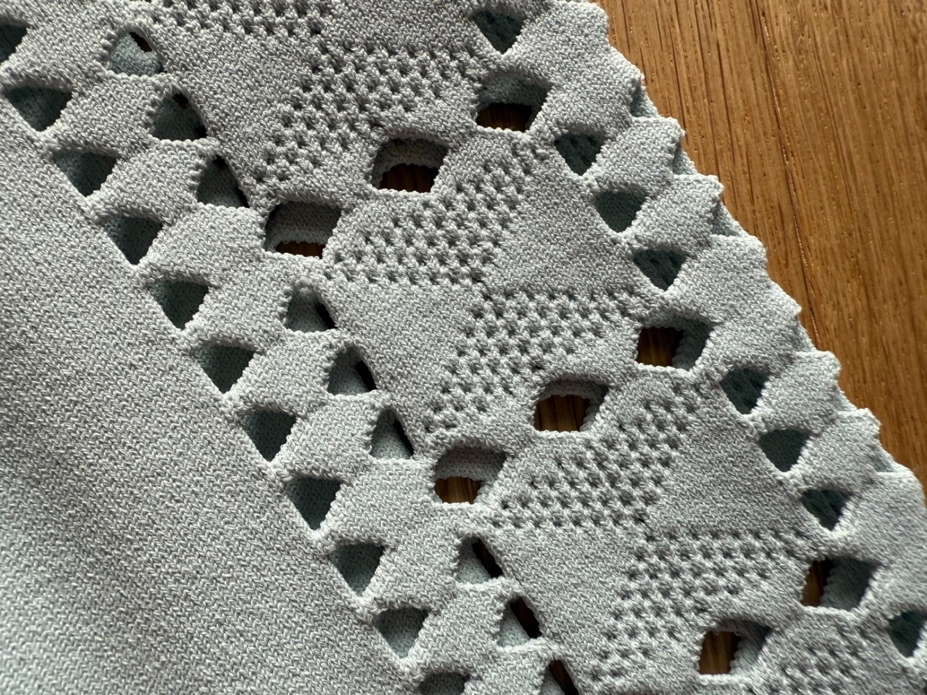 Fendi Stricktop mit Spitzeneffekt!