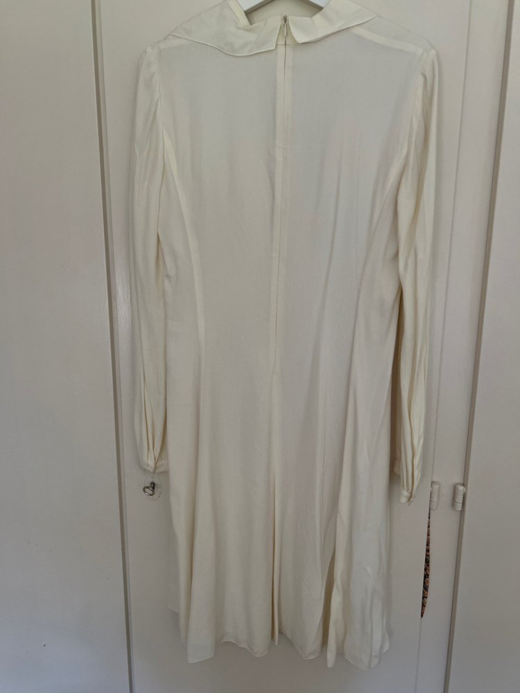 Valentino Weiß/cremefarbenes Seidenrüschenkleid mit Halsausschnitt