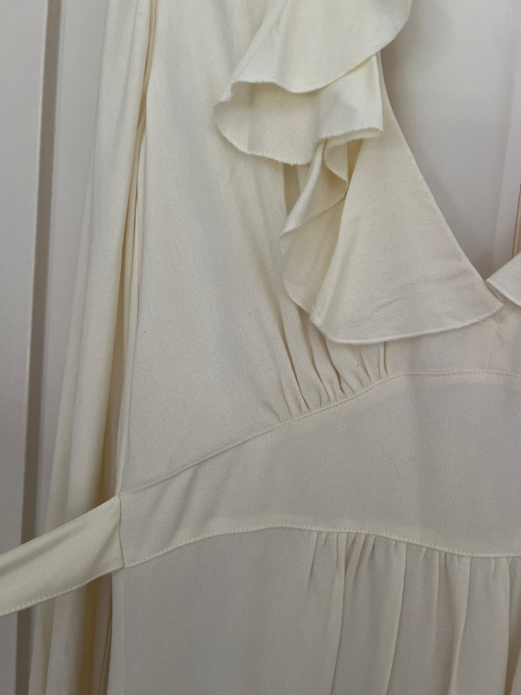 Valentino Weiß/cremefarbenes Seidenrüschenkleid mit Halsausschnitt