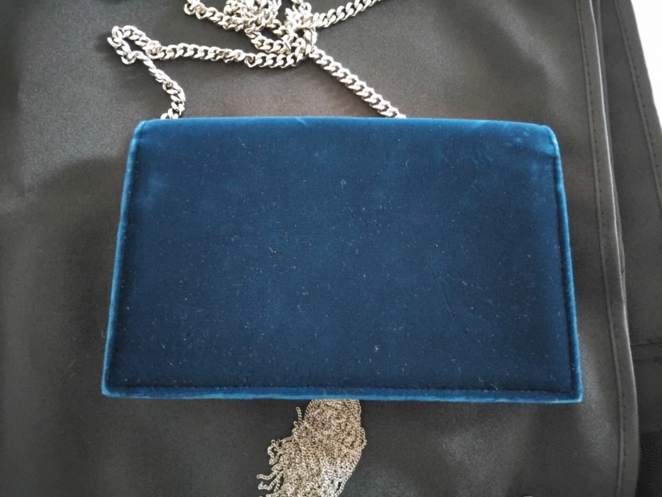 Yves Saint Laurent Kate tassel en velours bleu nuit et details en Swarovsky