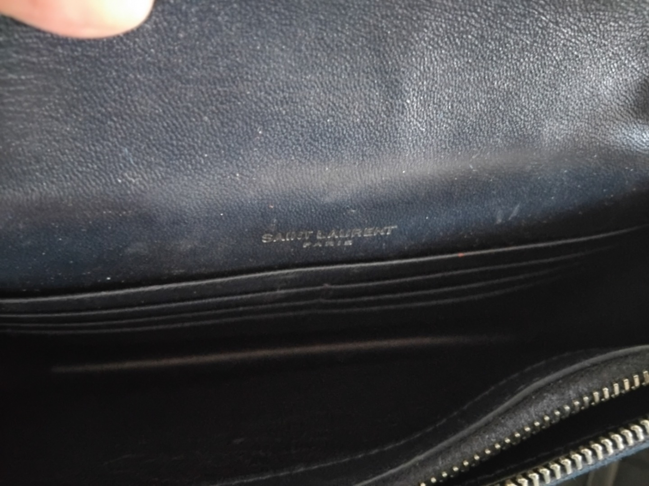 Yves Saint Laurent Kate tassel en velours bleu nuit et details en Swarovsky