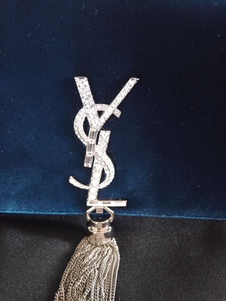 Yves Saint Laurent Kate tassel en velours bleu nuit et details en Swarovsky