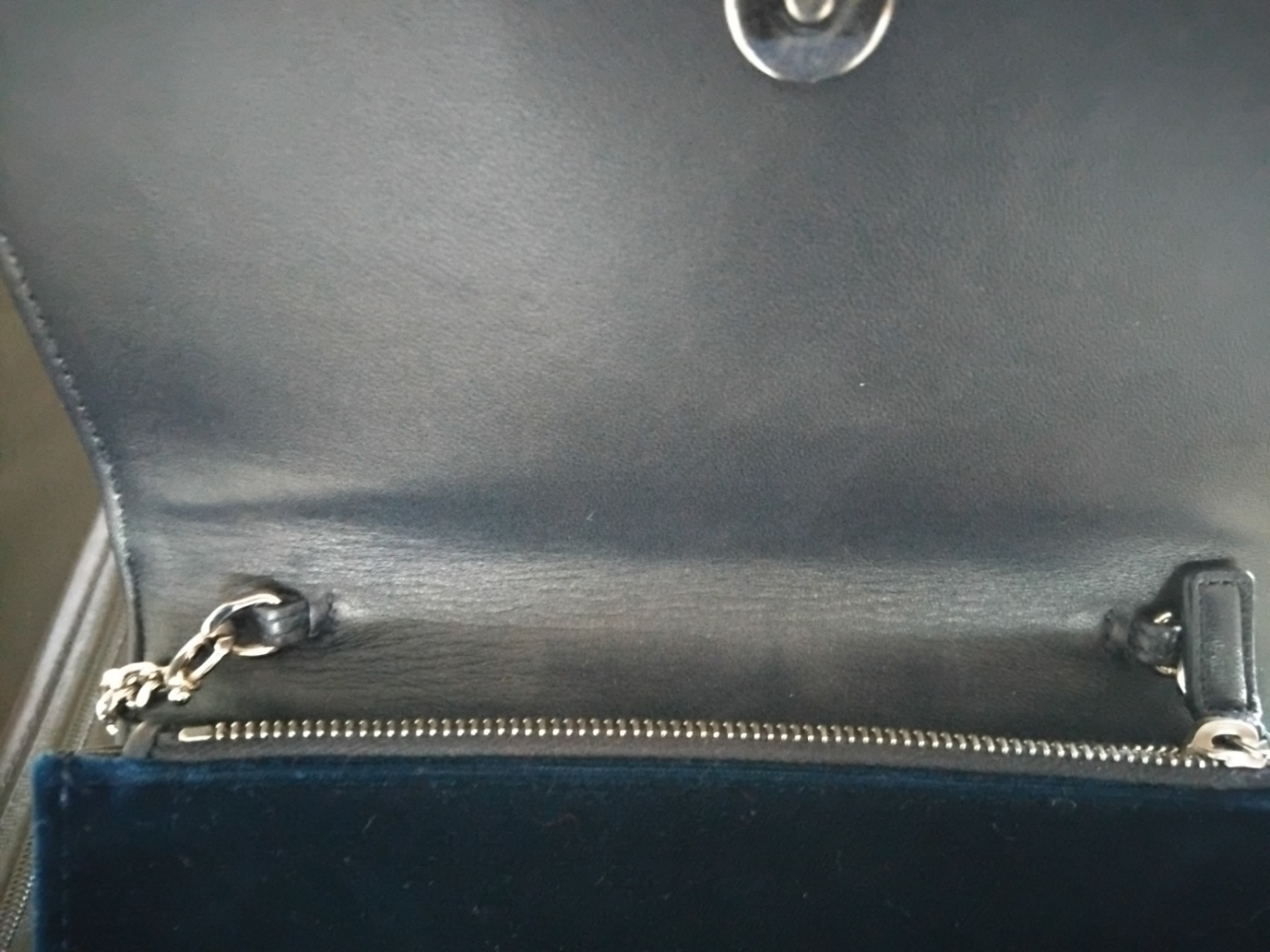 Yves Saint Laurent Kate tassel en velours bleu nuit et details en Swarovsky