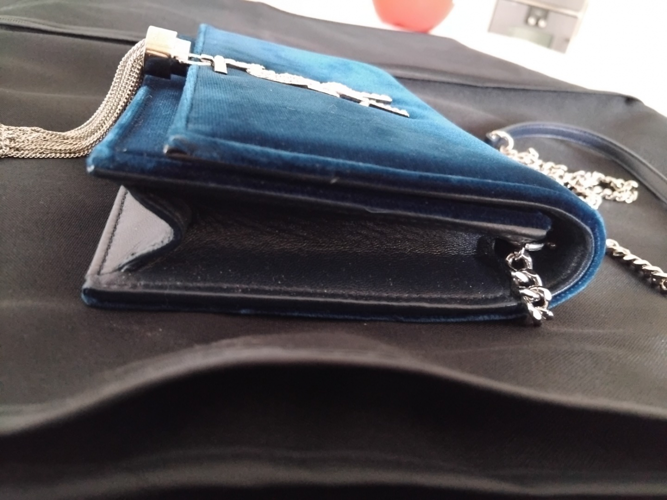 Yves Saint Laurent Kate tassel en velours bleu nuit et details en Swarovsky