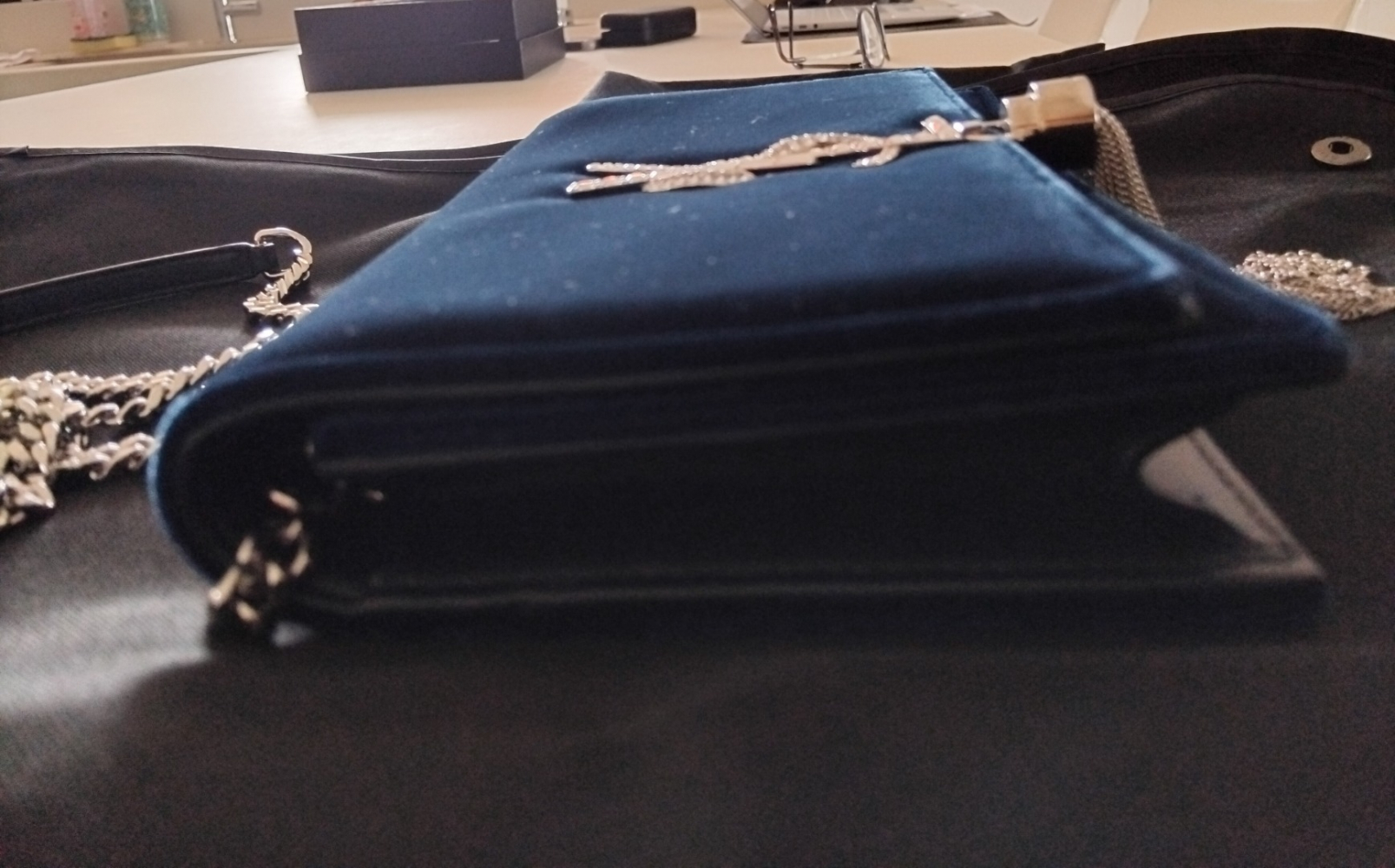 Yves Saint Laurent Kate tassel en velours bleu nuit et details en Swarovsky