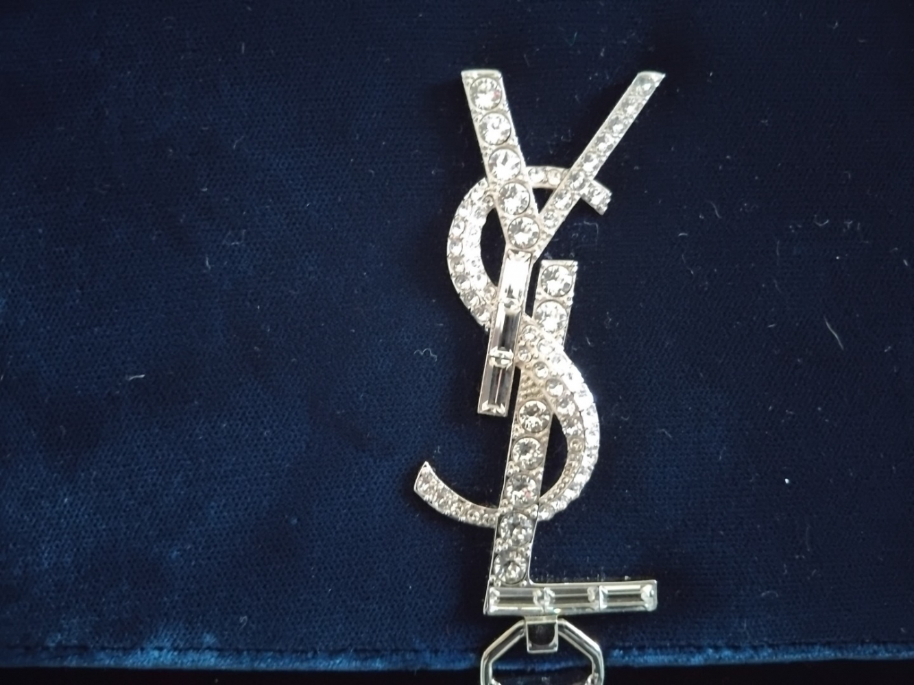 Yves Saint Laurent Kate tassel en velours bleu nuit et details en Swarovsky