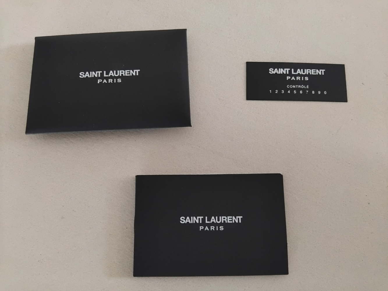 Yves Saint Laurent Kate tassel en velours bleu nuit et details en Swarovsky