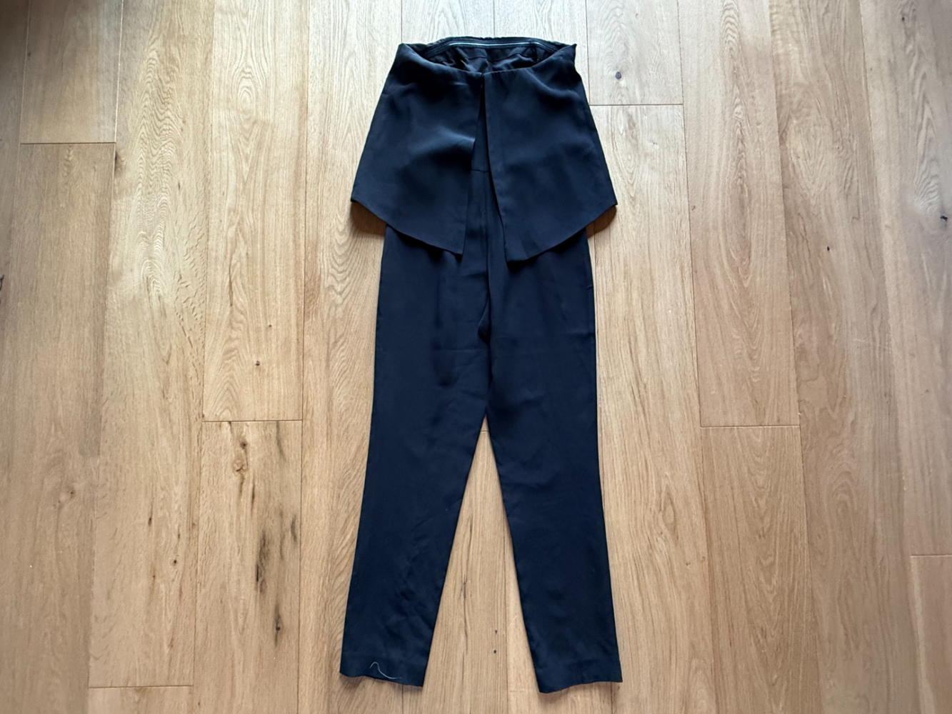 Intermix Schwarzer trägerloser Jumpsuit