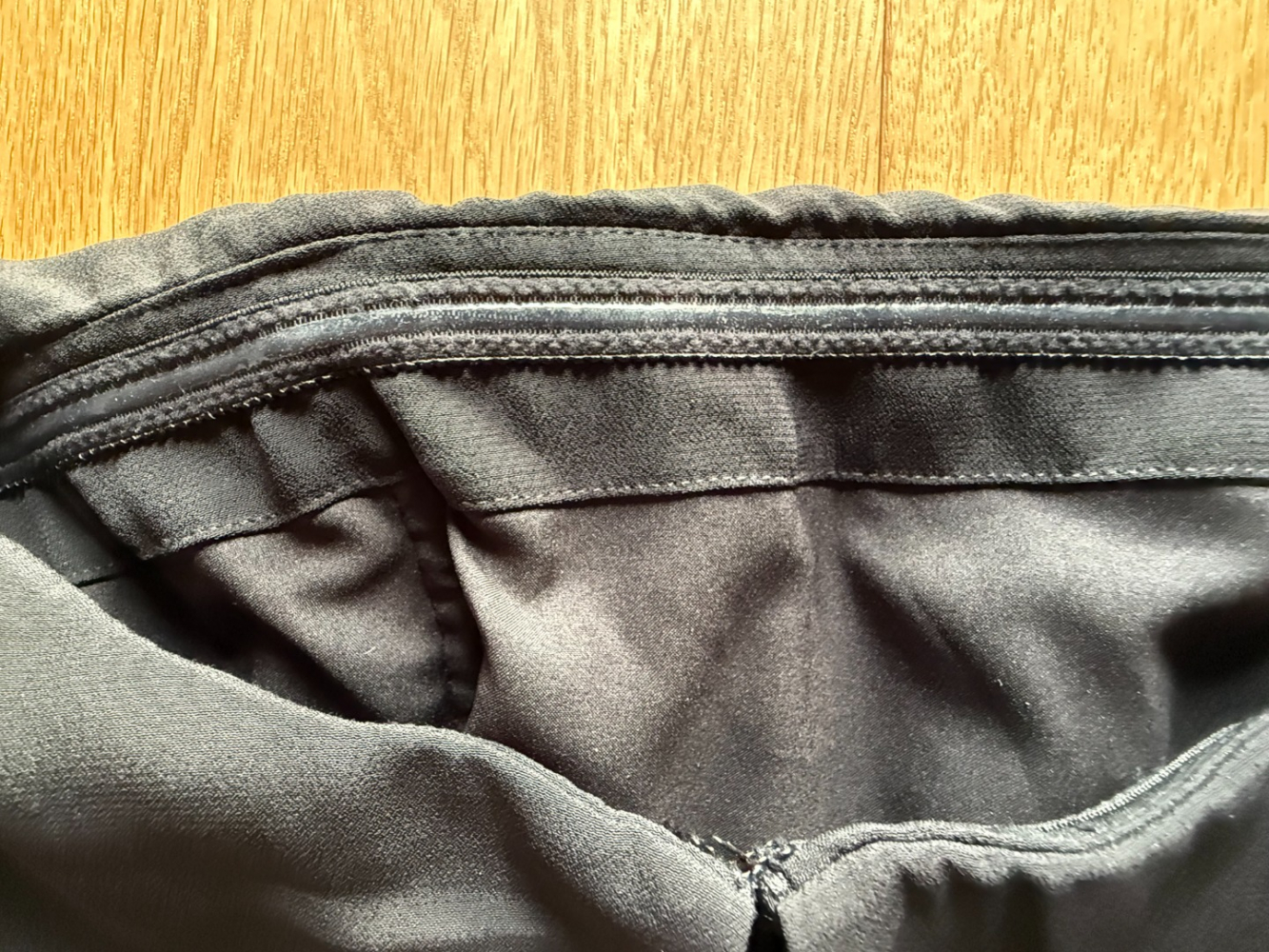 Intermix Schwarzer trägerloser Jumpsuit