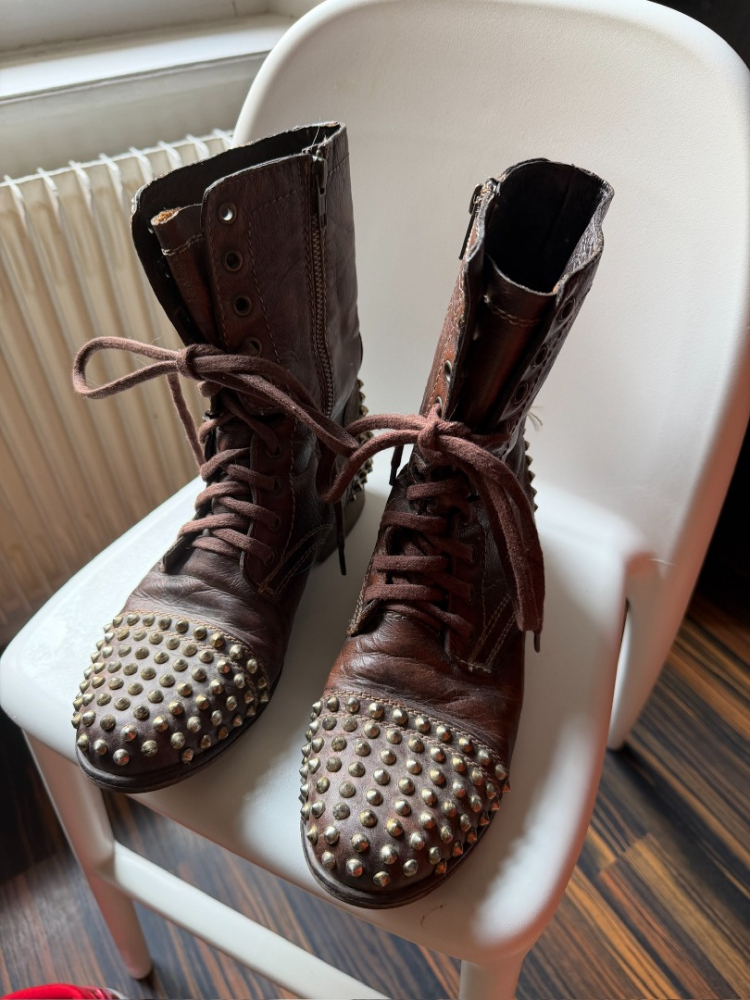 Steve Madden Stiefeletten mit braunen Nieten