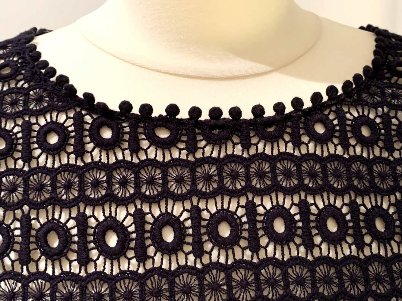 Sézane Blouse made from guipure lace in navy