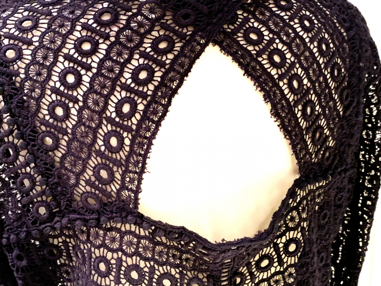 Sézane Blouse made from guipure lace in navy