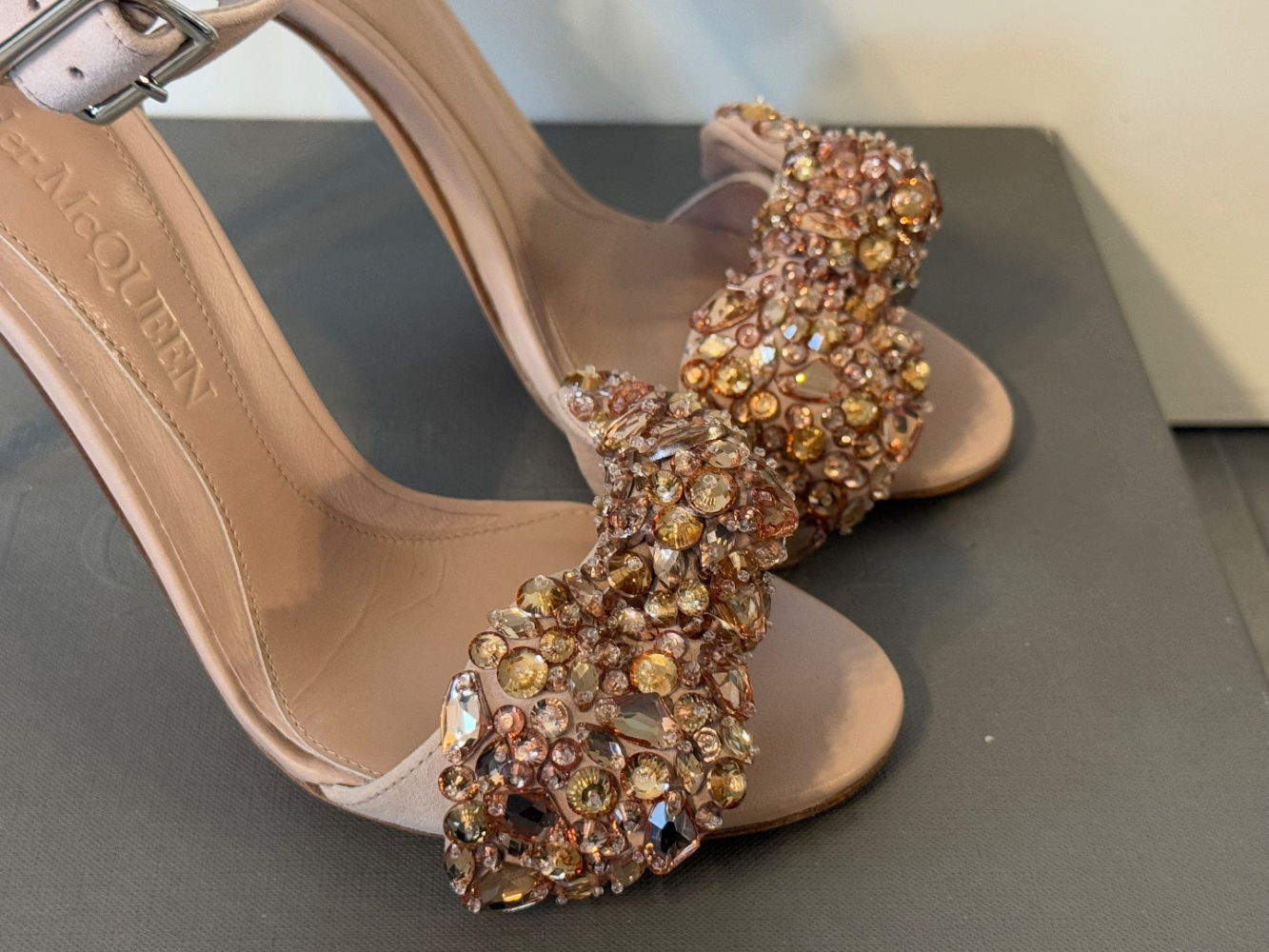 Alexander McQueen Sandales à talons en daim