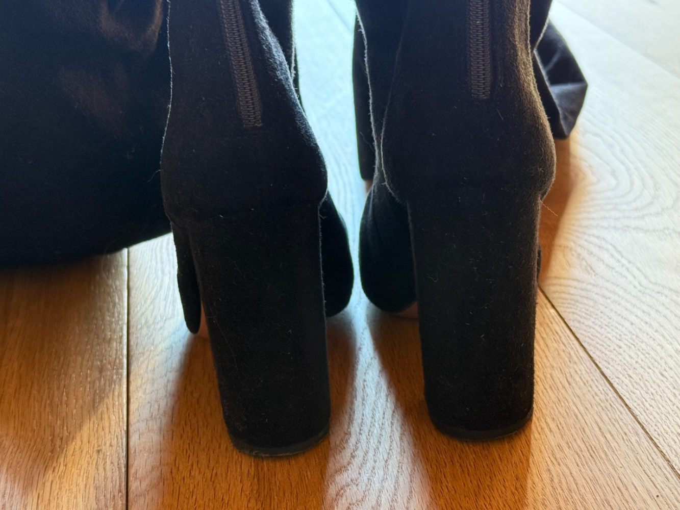 Aquazzura Schwarze Overknee-Stiefel aus Wildleder!