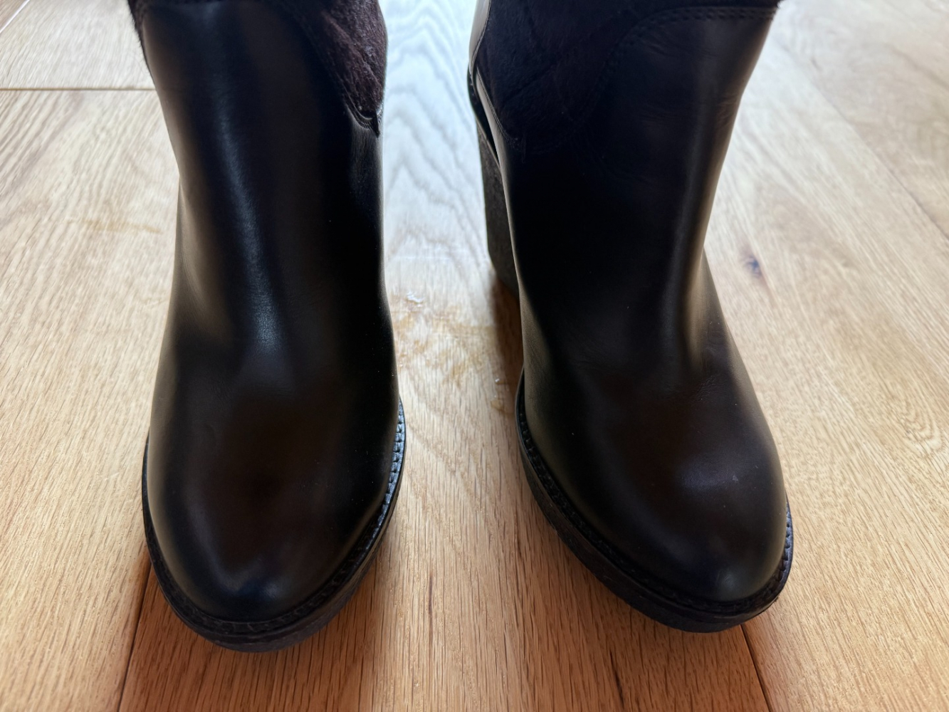 Moncler Mit Shearling gefütterte Keilstiefeletten aus Kalbsleder!