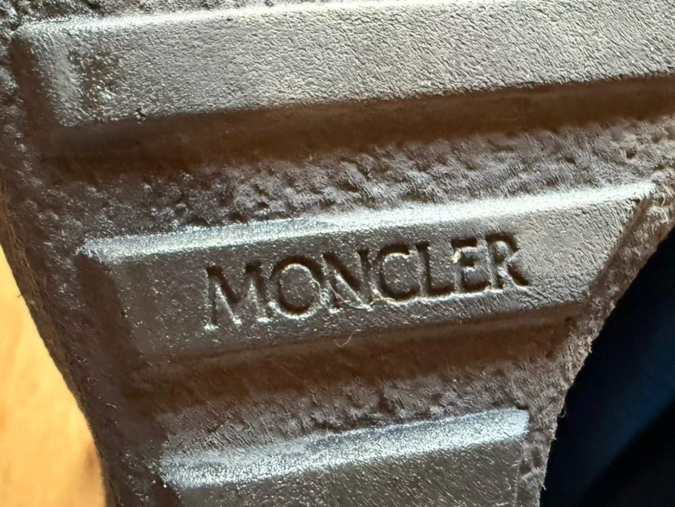 Moncler Mit Shearling gefütterte Keilstiefeletten aus Kalbsleder!