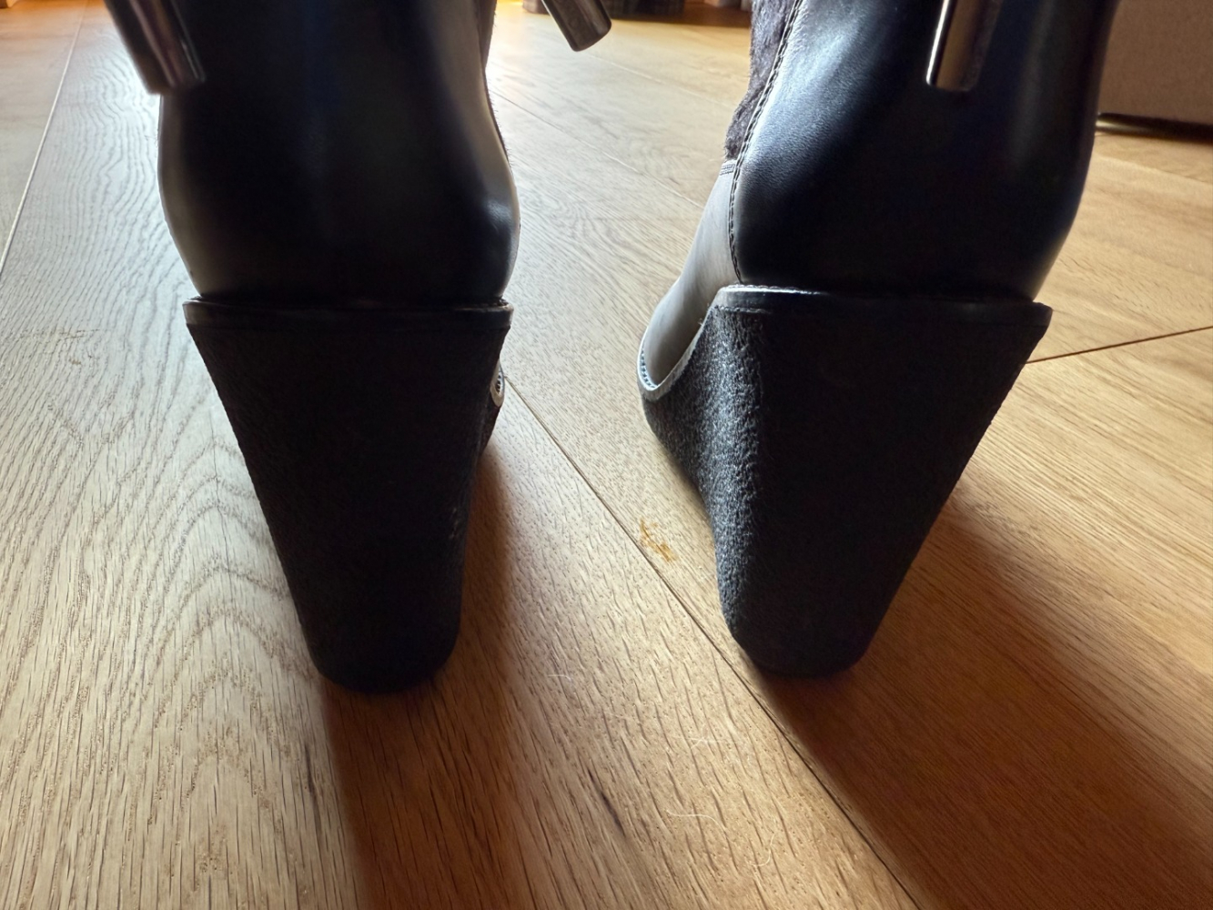 Moncler Mit Shearling gefütterte Keilstiefeletten aus Kalbsleder!