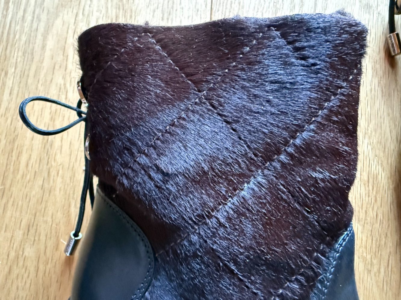 Moncler Mit Shearling gefütterte Keilstiefeletten aus Kalbsleder!