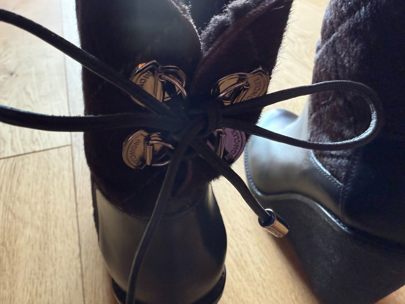 Moncler Mit Shearling gefütterte Keilstiefeletten aus Kalbsleder!