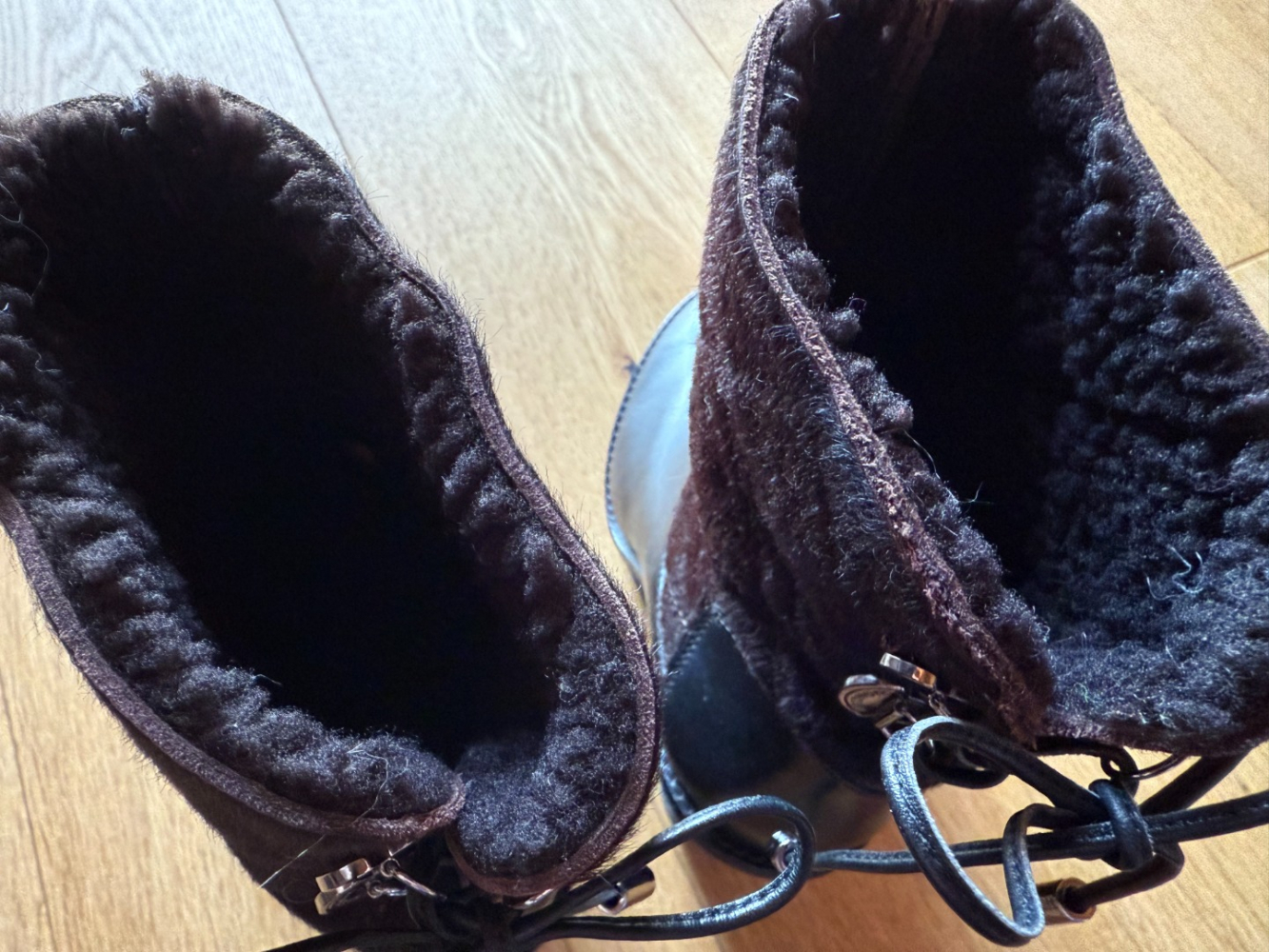 Moncler Mit Shearling gefütterte Keilstiefeletten aus Kalbsleder!