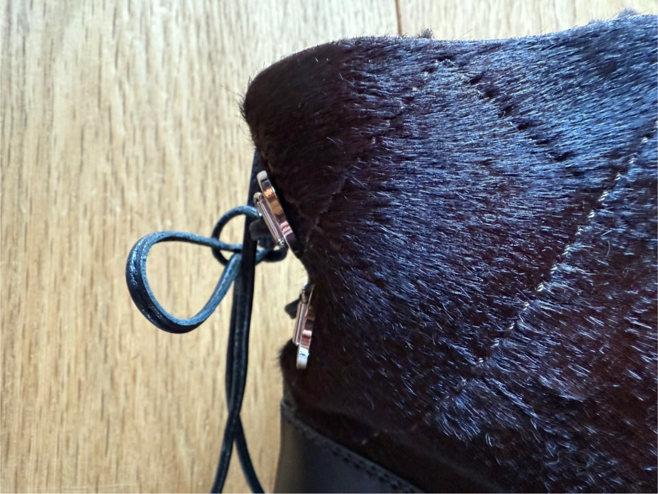 Moncler Mit Shearling gefütterte Keilstiefeletten aus Kalbsleder!